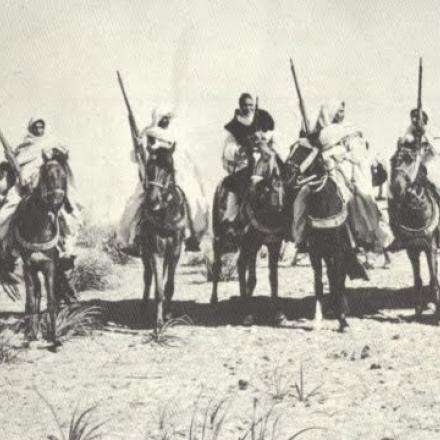 Omar Mukhtar a capo di un gruppo di Mujahidin Senussi nel 1915. Fonte wikipedia