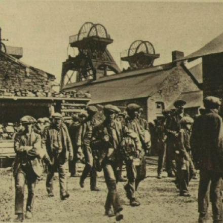 Minatori gallesi in sciopero che lasciano il cortile della fossa. © Illustrated London News