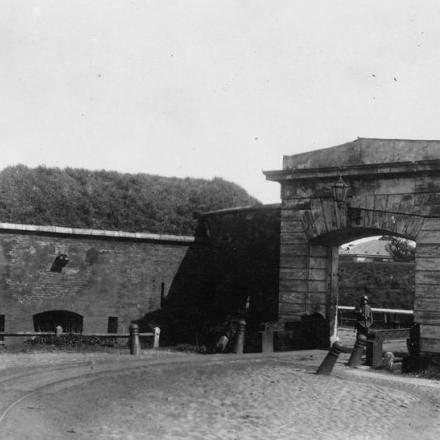 Una sentinella tedesca alla porta n. 2 della Cittadella di Varsavia, agosto 1915. © IWM Q 86840