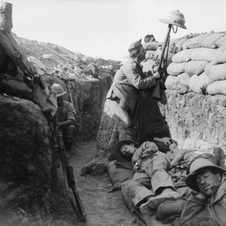 Un fuciliere irlandese a Gallipoli nel 1915, provoca il fuoco di un cecchino turco per identificare la sua posizione. © IWM (Q 13447) 