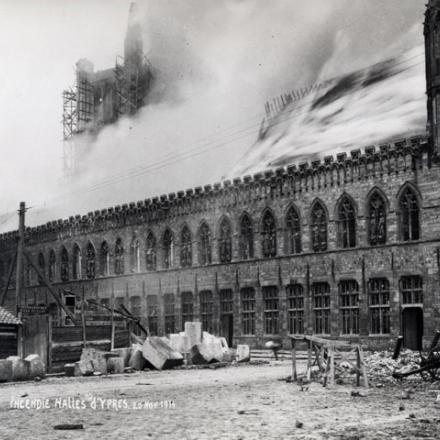 Il Lakenhalle di Ypres in fiamme