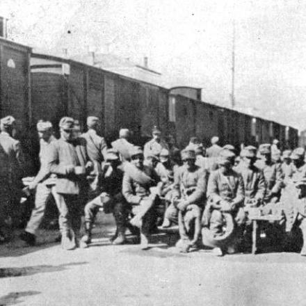 Prigionieri di guerra italiani alla stazione ferroviaria di Lubiana. © Wikipedia - Author unknown - public domain