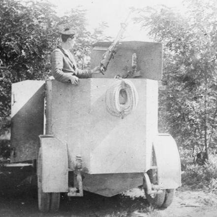 Un'auto blindata francese con mitragliatrice antiaerea a La Ferme du Boeuf, vicino Bouvancourt, 24 agosto 1915. © IWM Q 70320