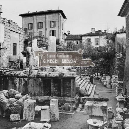 Uno scorcio del centro di Brescia (Capitolium) all'inizio del '900, ©Studio fotografico G. Negri di Brescia