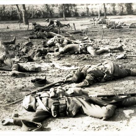 Argonne, caduti sul campo di battaglia dopo una carica, foto di Charles Hilton DeWitt Girdwood (1878-1964)