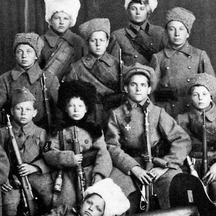 Estate 1914: la  propaganda contro il nemico  spinge i giovani istruiti alle scuole militari e ai corsi di addestramento dei marescialli. © armflot.ru_tajny_1061