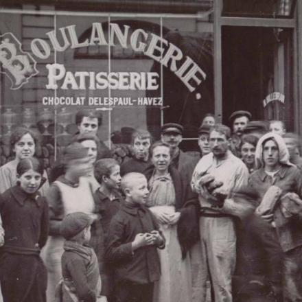Rue Saint-André, distribuzione del pane a Lille durante l'occupazione tedesca 