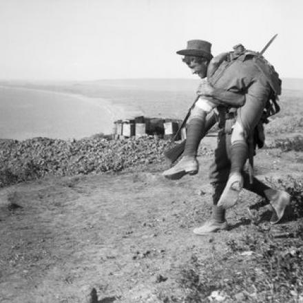 Soldato delle truppe ANZAC trasporta un compagno ferito, © IWM London