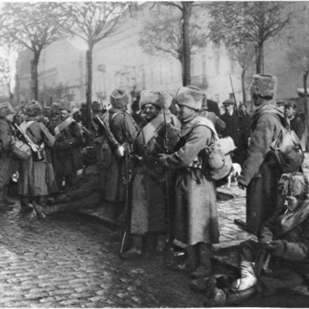 Fanteria siberiana a Varsavia, dicembre 1914. © Wikimedia Commons - Project Gutenberg - public domain