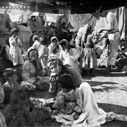 Profughi armeni su una nave francese, 1915, (tratta da Internazionale.it)