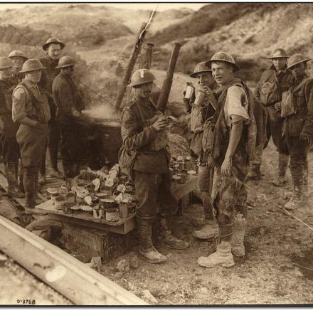 Soldati canadesi bevono caffè a poca distanza dalle trincee tedesche a Loos, ©Archives of Ontario
