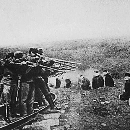 Soldati austriaci fucilano gli autori delle rappresaglie serbe