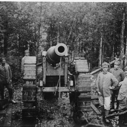 Cannone da 149G. La piazzole è ricavata nel bosco © Bologna, Museo civico del Risorgimento