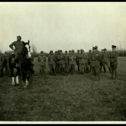 il generale Montanari a cavallo prima della premiazione dei bersaglieri, ©MCRR