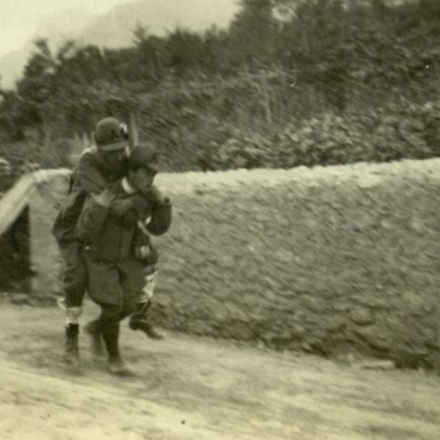 Trasporto a spalla di un ferito, ©MCRR 