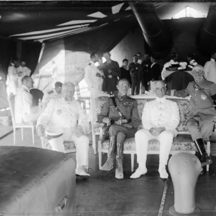 I quattro comandanti in capo delle forze alleate riuniti sulla HMS Queen Elizabeth presso i Dardanelli nel 1915. Da sinistra: il viceammiraglio Augustin Boué de Lapeyrère, il generale Sir Ian Hamilton, il viceammiraglio John de Robeck e il generale Maurice Bailloud. Fonte:Wikipedia