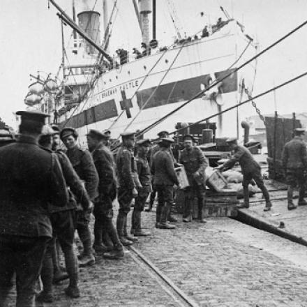 La nave ospedale "Braemar Castle" nel porto di Salonicco il 14 dicembre 1915, ©IWM