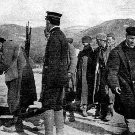 Soldati serbi prima dell'imbarco al porto di Valona