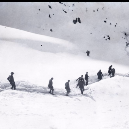 Soldati discendono la montagna tra le neve, Reparto fotocinematografico dell'Esercito, ©MCCR 