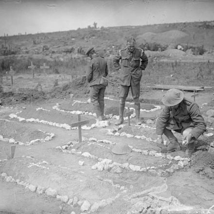 In questa foto un soldato inglese prega sulla tomba di un compagno caduto (luglio - novembre 1916), ©IWM