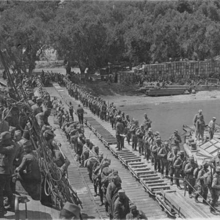Troupes serbes embarquant sur des bateaux francais a Corfou en 1916 di sconosciuto - cheminsdememoire.gouv.fr