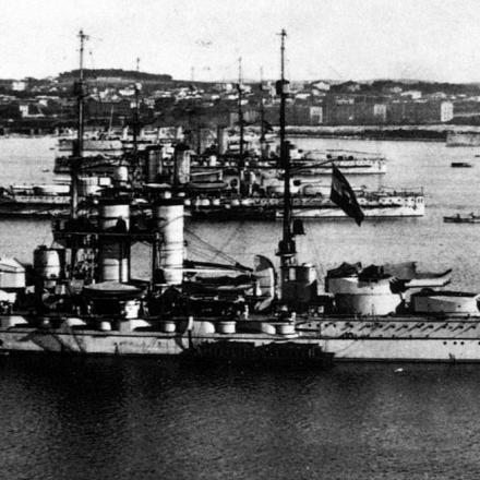 Corazzate della marina austriaca ancorate al porto di Pola Di sconosciuto - Imperial War Museum via First World War (Willmott, H.P., 2003)