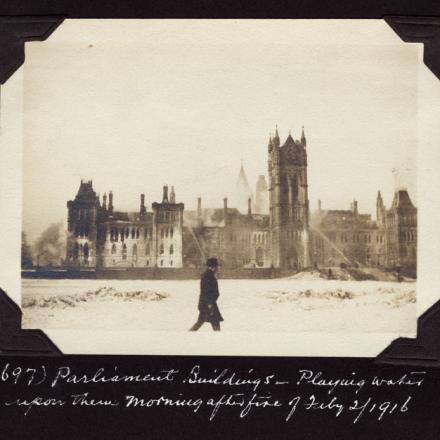 Foto degli edifici del Parlamento scattata dopo l'incendio. Museo Canadese di Storia, foto Edwin Lester Brittain, PR2004-012.8.1-697