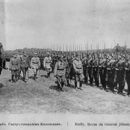 Truppe della prima brigata passate in rassegna dai loro ufficiali in Francia - Foto di pubblico dominio