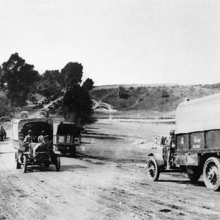 Trasporto motorizzato francese a Verdun 1916 - Foto ©IWM (Q 78038)