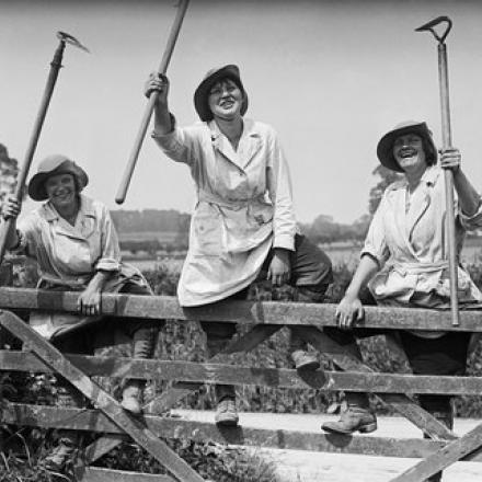 Tre donne del “Women's Land Army” impiegate in una fattoria inglese durante la prima guerra mondiale. Fonte: © IWM (Q 30678)