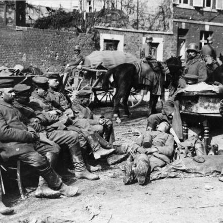 Truppe del 45º reggimento di cavalleria tedesca si riposano. © IWM Q 88104