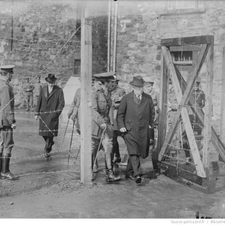 Mr. Asquith dai ribelli arrestati in Irlanda - Fonte: Biblioteca nazionale di Francia