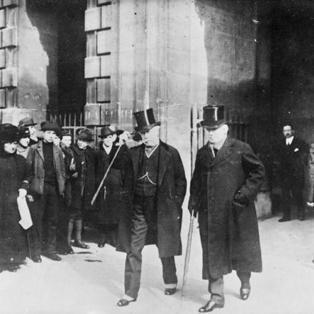 Il Primo ministro inglese Herbert Asquith con l’ambasciatore Britannico in Francia Francis Bertie - Fonte: © Imperial War Museum (Q 78070)