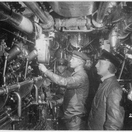 La sala macchine di un U-Boot tedesco. Fonte: US National Archives and Records Administration