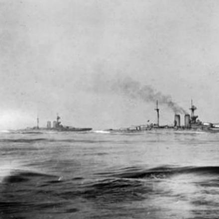 Le navi "HMS Warspite" e "Malaya" durante la Battaglia dello Jutland. Fonte: © IWM (Q114833)