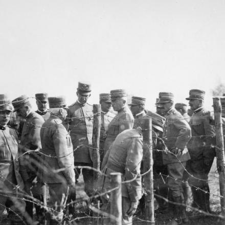 Il Generale Luigi Cadorna durante un'ipsezione alle Forze Armate - Fonte: © IWM (Q 65075) 