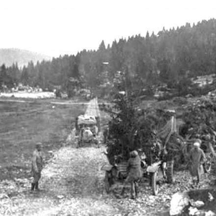 Pezzi di artiglieria italiana da 103 mm, mimetizzati, trasportati con autocarri sull'altopiano di Asiago. Fonte: Lombardia Beni Culturali