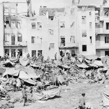 Truppe italiane tra le rovine di Asiago - Fonte Imperial War Museum © IWM (Q 65116)