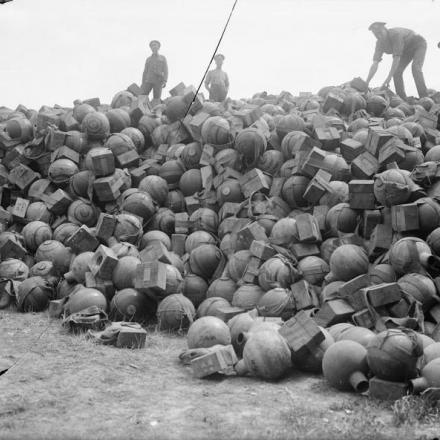 Soldati inglesi sopra un cumulo di munizioni. Fonte: © IWM (Q 1376)
