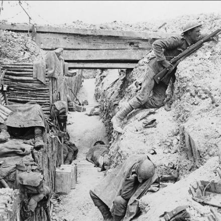 Una sentinella in una trincea tedesca a Ovillers-la-Boisselle. Fonte: © IWM (Q 3990)