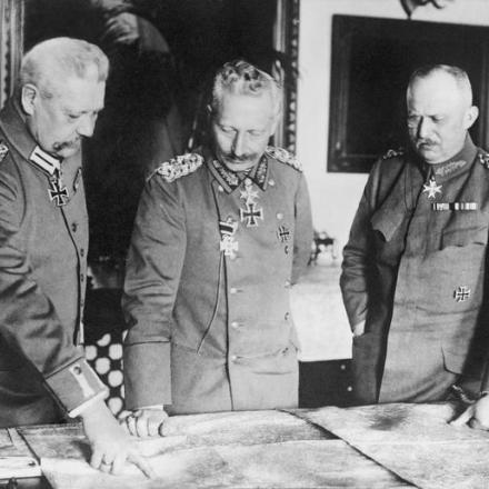 Kaiser Guglielmo II studia le mappe di guerra - Fonte: © IWM (Q 23746)