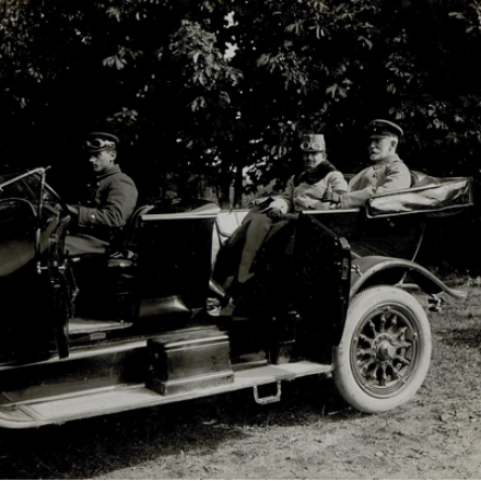 Il Generale Felix Graf von Bothmer insieme a Re Carlo I d'Austria. Fonte: The European Library