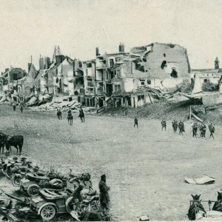 Le rovine di Péronne in una cartolina - Foto: immagine di pubblico dominio