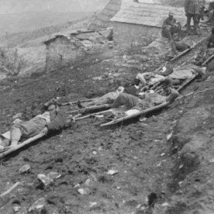 Feriti sul Monte Pasubio - Fonte: Laboratorio Fotografico del Comando Supremo