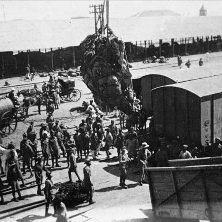 Truppe indiane alla stazione di Karachi - Fonte: © Imperial War Museum (Q 81668)