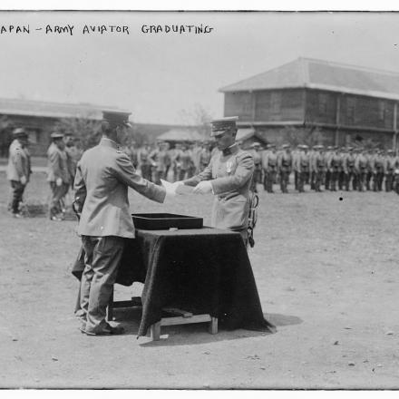 Consegna diploma da aviatore giapponese - Foto: Library of Congress Digital Id ggbain 21926