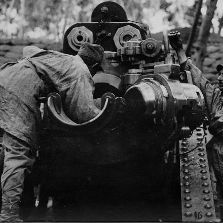 Caricamento di colpo da 305mm - ©Bologna, Museo civico del Risorgimento