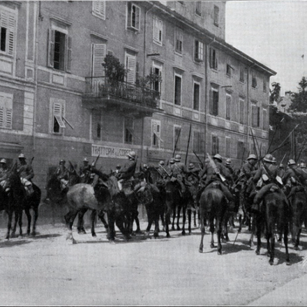 La cavalleria occupa le strade di Gorizia la mattina del 9 agosto - Fonte: L'Illustrazione italiana. ©Museo civico del Risorgimento di Bologna