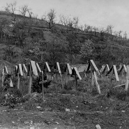 Un cimitero nei pressi di Gorizia. - Copyright: Bologna, Museo civico del Risorgimento