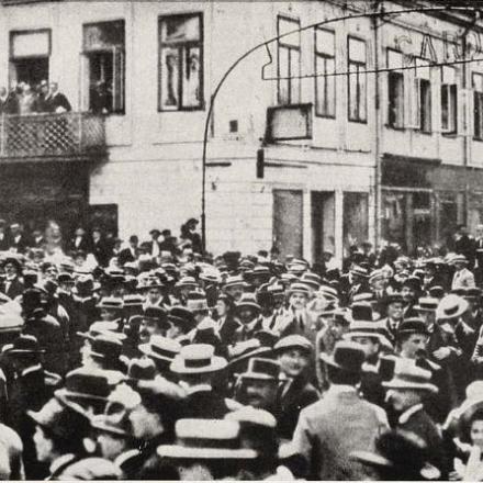 Bucarest, Dimostrazione a favore dell'entrata in guerra della Romania. Fonte: Bruckmann, F. - Grosser Bilderatlas des Weltkrieges